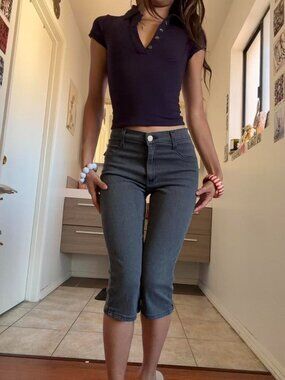 THE CHARCOAL CAPRI JEANS